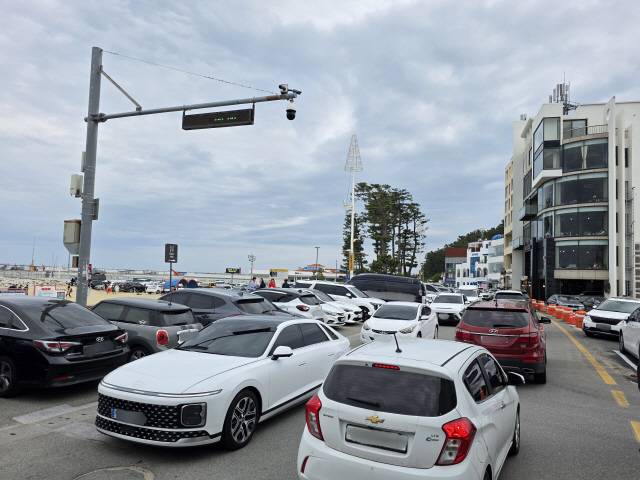 ▲ 황금연휴 마지막 날인 6일 강릉 안목 커피거리에 관광객이 몰리며 차량 정체가 발생했다.  황선우 기자