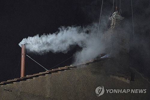 ▲ 2013년 콘클라베에서 새 교황 탄생 알리는 흰 연기 [AFP 연합뉴스 자료사진. 재판매 및 DB 금지]