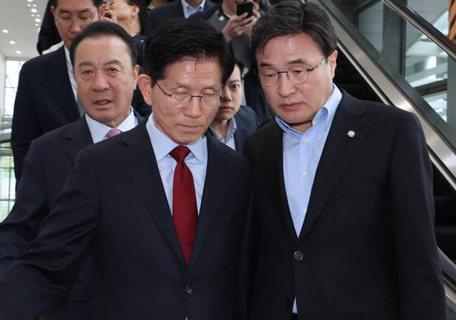 ▲ 국민의힘 김문수(가운데) 대선 후보가 지난 6일 아시아태평양경제협력체(APEC) 회의장인 경북 경주시 경주화백컨벤션센터에서 초선·재선 대표인 김대식, 엄태영 의원과 대화를 나누고 있다. 연합뉴스