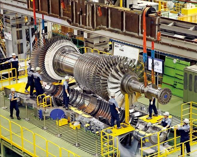 두산에너빌리티 직원들이 발전용 대형 가스터빈을 최종 조립하고 있다. /두산에너빌리티 제공