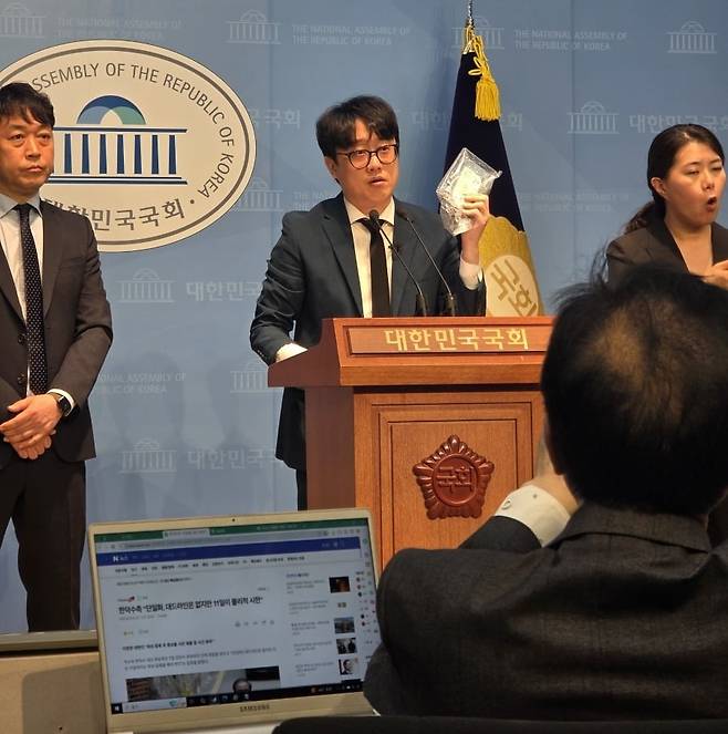 백광현 전 더불어민주당 권리당원이 7일 국회 소통관에서 기자회견을 하고 있다. 이광식 기자