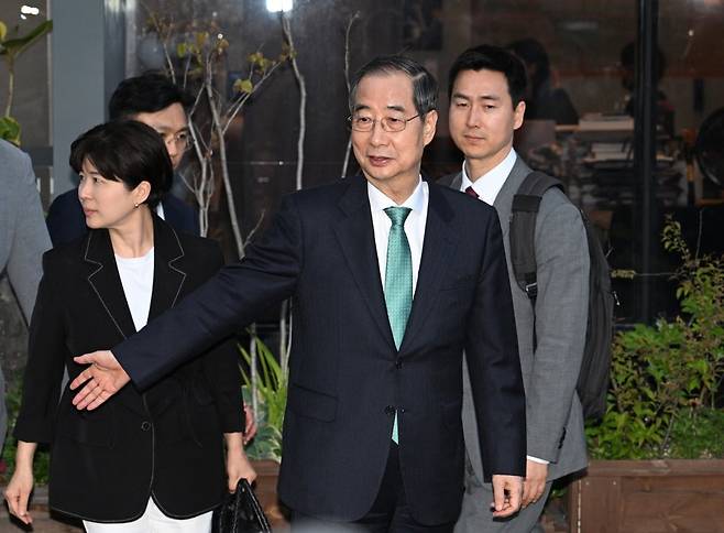 7일 서울 종로구의 한 식당에서 김문수 국민의힘 대선 후보와 후보 단일화 관련 회동을 마친 무소속 한덕수 대선 예비후보. /사진=연합뉴스