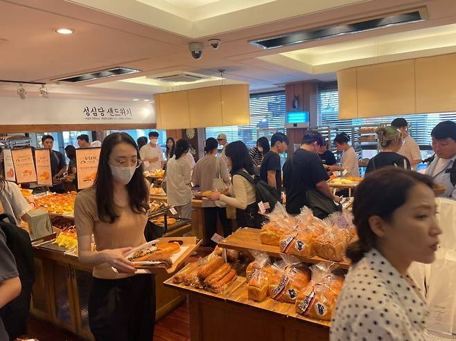 대전 성심당 본점에서 사람들이 빵을 고르고 있다 사진. 한국경제신문