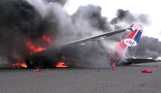 6일(현지시간) 예멘 수도 사나에 있는 사나국제공항이 이스라엘군의 공습을 받아 예메니아항공 여객기가 불타고 있다. EPA연합뉴스