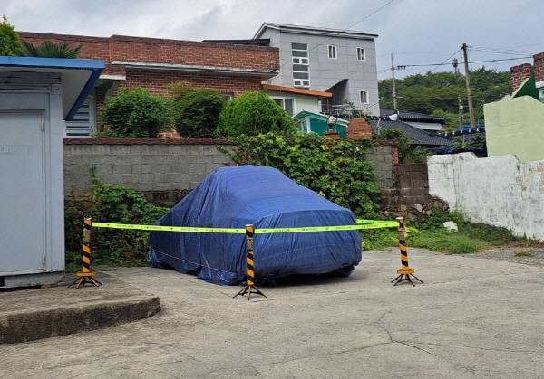 지난해 8월 40대 여성이 탑승 36시간 만에 숨진 채 발견된 경남 하동 진교파출소 순찰차. 국제신문 DB