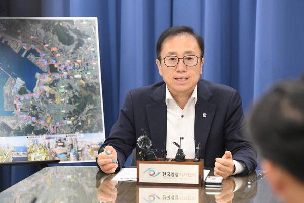 부산시 김광회 미래혁신부시장이 7일 부산시청 기자실에서 제2차 도시철도망 구축계획을 설명하고 있다. 부산시 제공