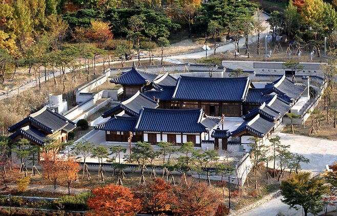 A bird's-eye view of Seoul Namsan Traditional Theater (Photo by Cho Myung-hwan)