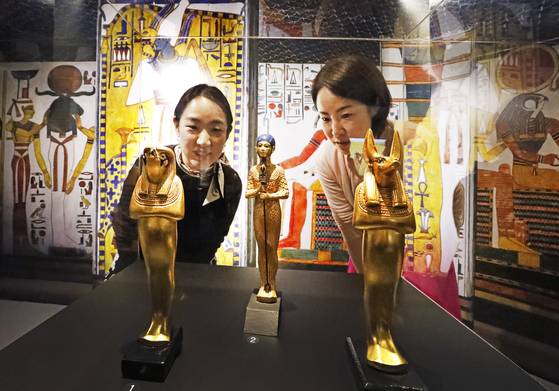 Visitors view artifacts at the exhibition titled "Egyptian Pharaohs: From Cheops to Ramesses II" at Grand Walkerhill Seoul in Gwangjin District, eastern Seoul, on April 30. [PARK SANG-MOON]