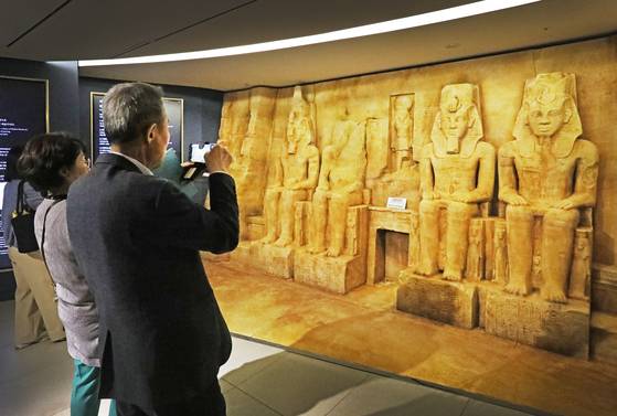 Visitors take a photo at the exhibition titled "Egyptian Pharaohs: From Cheops to Ramesses II" at Grand Walkerhill Seoul in Gwangjin District, eastern Seoul, on April 30.[PARK SANG-MOON]