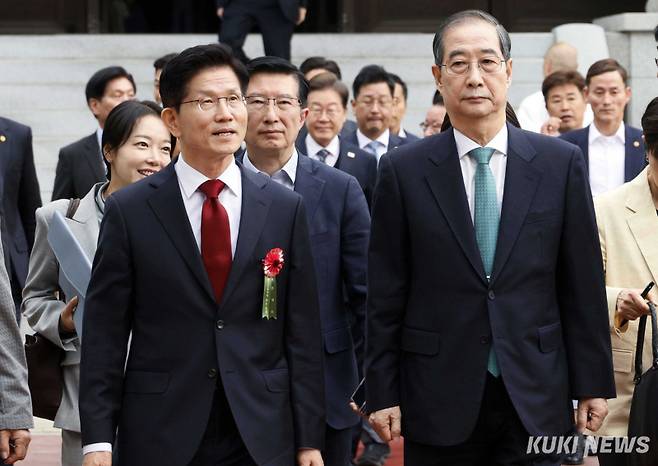 김문수 국민의힘 대선후보와 한덕수 무소속 예비후보가 지난 5일 서울 종로구 조계사에서 열린 ‘부처님오신날’ 봉축식을 마치고 함께 걸어가는 중이다. 곽경근 대기자