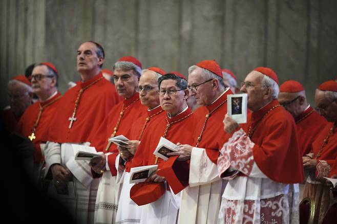 새로운 교황을 선출하는 콘클라베에 참여하는 추기경들. 사진=AP연합뉴스&nbsp;