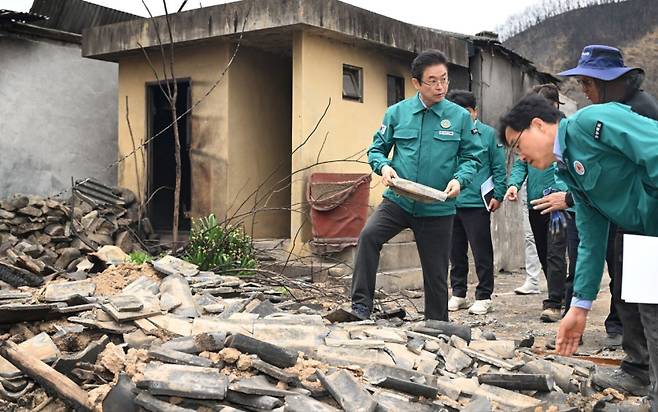 이철우 지사가 산불로 전소된 주택 현장을 둘러보고 있다. 경북도 제공.&nbsp;