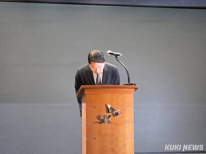 최태원 SK그룹 회장이 7일 서울 중구 SKT 본사에서 열린 SK텔레콤 해킹 사태 관련 일일 브리핑을 통해 대국민 사과를 하고 있다. 정우진 기자