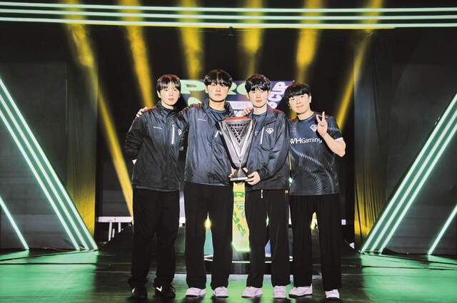 한국 프로게임단 WH 게이밍이 지난해 8월 열린 FC 프로 챔피언스 컵에서 우승컵을 들고 포즈를 취하고 있다. 넥슨 제공