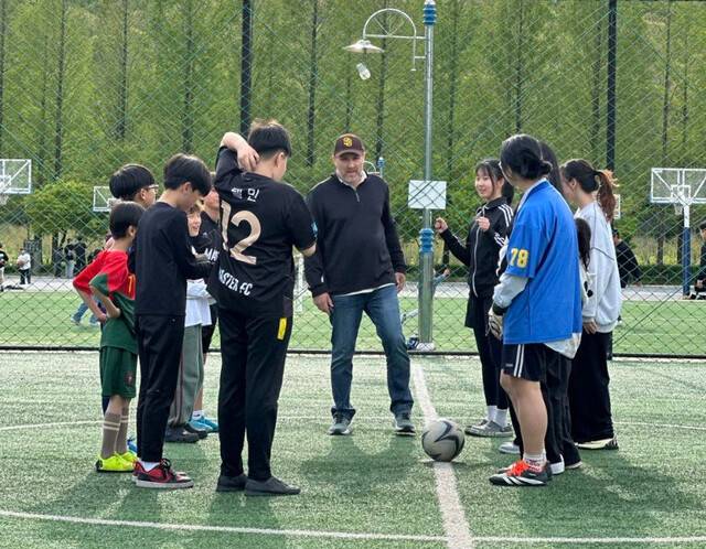 지난 4일 오후 경기도 부천시 북부수자원생태공원 축구장에서 지미 랄시 브레이크웨이아웃리치 선교사가 JC리그 참가자들에게 축구를 가르치고 있다. JC리그 제공