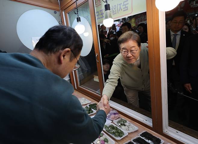 이재명 더불어민주당 대선 후보가 '골목골목 경청투어:국토종주편'에 나선 6일 충북 영동군 영동전통시장의 한 떡집에서 상인과 인사를 하고 있다. 연합뉴스