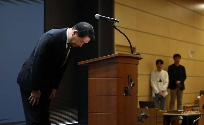 최태원 SK그룹 회장이 7일 오전 서울 중구 SK텔레콤 T타워 SUPEX홀에서 SK텔레콤의 해킹 사고와 관련해 대국민 사과 후 인사하고 있다. 뉴시스