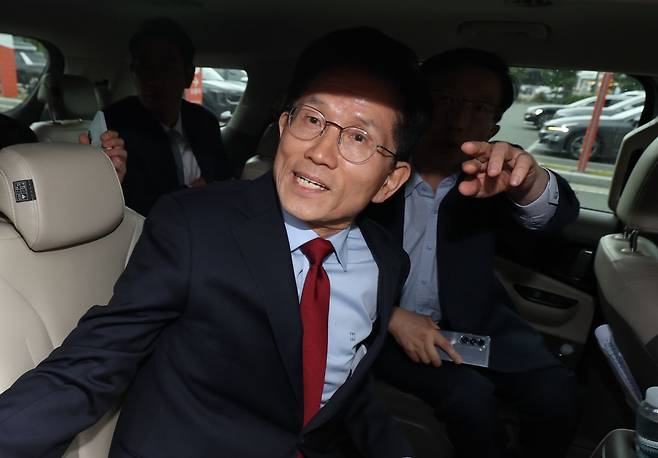 김문수 국민의힘 대선 후보가 6일 아시아태평양경제협력체(APEC) 회의장인 경북 경주시 경주화백컨벤션센터에서 국민의힘 재선 의원 모임 간사인 엄태영 의원과 초선 의원 모임 간사인 김대식 의원의 방문을 받고 일정 중단을 선언한 뒤 이동하고 있다. 연합뉴스