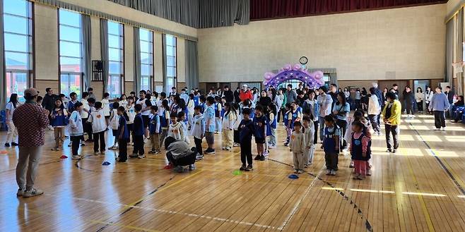 7일 열린 ‘세별 한마당운동회’에서 계남초‧계북초‧천천초교 등 3개 학교 참가자들이 개회식을 준비하고 있다. 천천초등학교 제공.