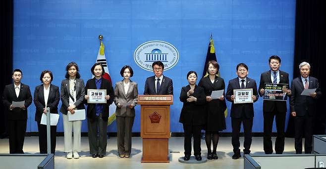 황운하 조국혁신당 원내대표를 비롯한 의원들이 지난 1일 오후 서울 여의도 국회 소통관에서 ‘공직선거법 위반’ 관련 한덕수 대통령 권한대행 고발 기자회견을 하고 있다. 뉴시스