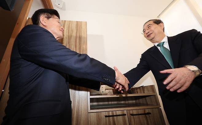 국민의힘 김문수 대선후보와 무소속 한덕수 대선 예비후보가 7일 서울 종로구의 한 식당에서 후보 단일화 관련 회동을 하기 전 악수하고 있다. 연합뉴스