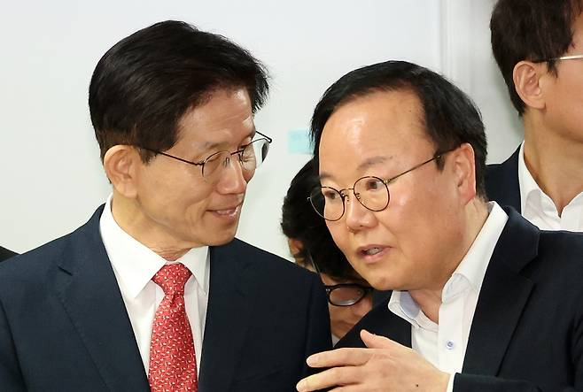 김문수 국민의힘 대선 후보와 김 후보 비서실장을 맡은 김재원 전 최고위원. 뉴시스