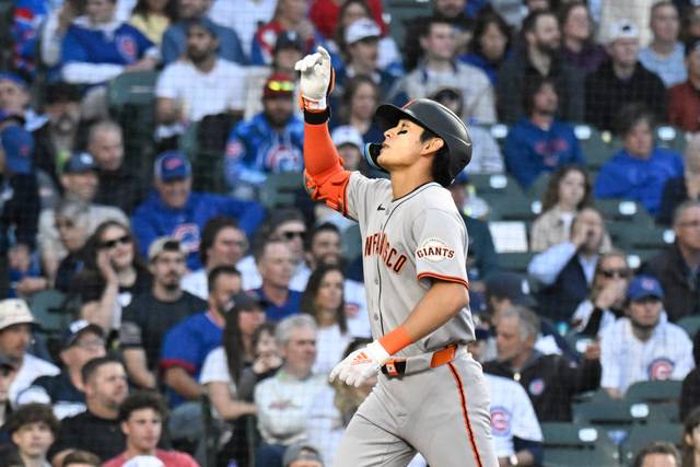 샌프란시스코 자이언츠 이정후가 7일(한국시간) 시카고 컵스와의 2025 MLB 경기에서 2점 홈런을 친 뒤 타구를 바라보고 있다. 로이터연합뉴스