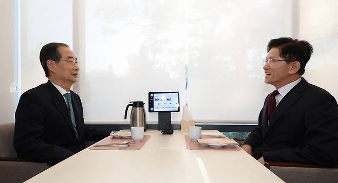 국민의힘 김문수 대선후보와 무소속 한덕수 대선 예비후보가 7일 서울 종로구의 한 식당에서 후보 단일화 관련 회동을 하고 있다. 연합뉴스