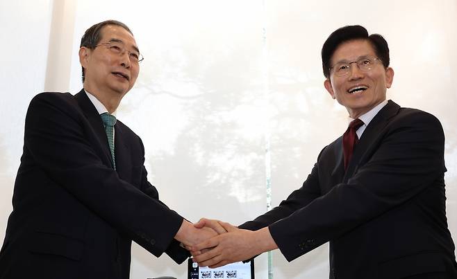 국민의힘 김문수 대선후보와 무소속 한덕수 대선 예비후보가 7일 서울 종로구의 한 식당에서 후보 단일화 관련 회동을 하기 전 악수하고 있다. 연합뉴스