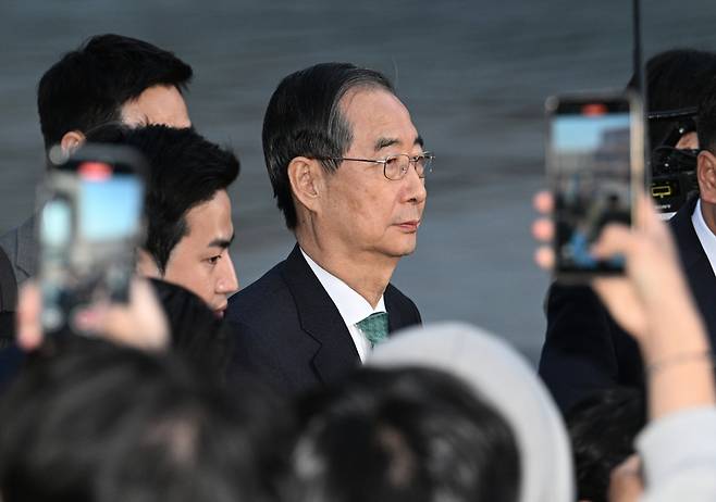 무소속 한덕수 대선 예비후보가 7일 서울 종로구의 한 식당에서 국민의힘 김문수 대선 후보와 후보 단일화 관련 회동을 마친 뒤 떠나고 있다. 연합뉴스