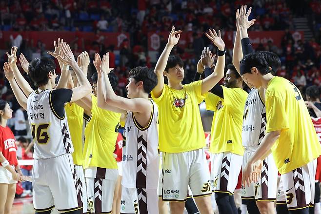 창원 LG 선수들이 7일 서울 잠실학생체육관에서 열린 2024-2025 KCC 프로농구 챔피언결정전 서울 SK와의 경기에서 승리한 뒤 기뻐하고 있다. 연합뉴스