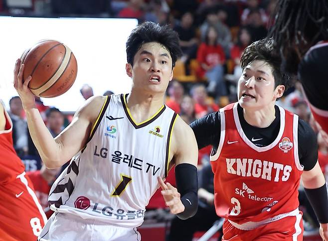 창원 LG 유기상이 7일 서울 잠실학생체육관에서 열린 2024-2025 KCC 프로농구 챔피언결정전 서울 SK와의 경기에서 돌파를 시도하고 있다. 연합뉴스