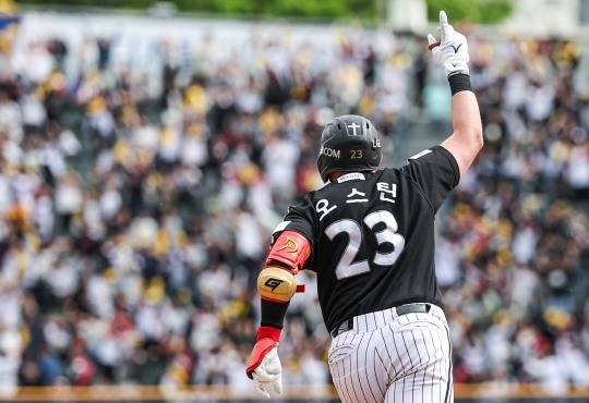 LG 오스틴, 1위 수성을 위한 3점 홈런. 사진[연합뉴스]