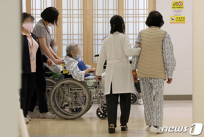 서울시 중증 치매환자 전담병원으로 지정된 서울 은평구 서북병원에서 의료진과 환자들이 이동하고 있다. [뉴스1]