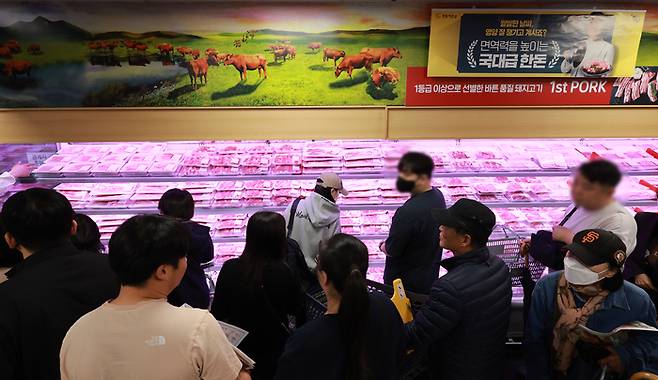징검다리 연휴 첫날인 1일 서울 이마트 은평점을 찾은 시민들이 돼지고기를 살펴보고 있다.
    이마트는 오는 6일까지 ‘고래잇 페스타’를 통해 수박, 한우 등을 반값 판매한다. [사진 = 연합뉴스]