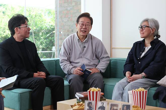 더불어민주당 이재명 대선 후보가 ‘골목골목 경청투어:국토종주편’에 나선 7일 전북 전주시 완산구의 한 카페에서 열린 K-콘텐츠 산업 진흥 간담회에 참석해 발언하고 있다. 왼쪽부터 윤제균 감독, 이 후보, 김은숙 작가. [사진 출처 = 연합뉴스]