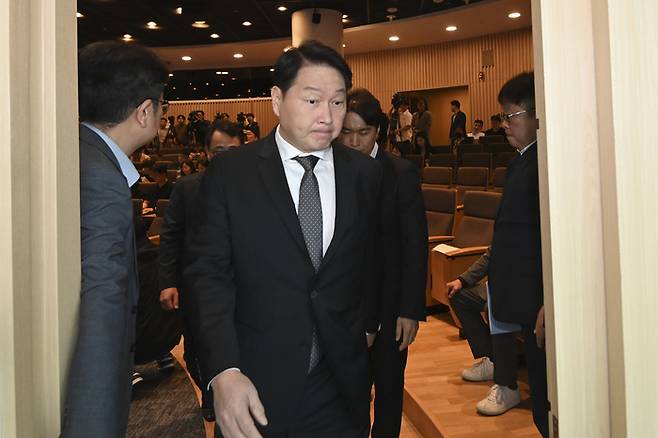 최태원 SK 회장이 7일 오전 서울 중구 SKT타워에서 열린 SKT 해킹 관련 일일브리핑에 참석해 대국민 사과 후 기자회견장을 나서고 있다. 뉴스1