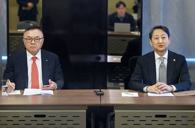 안덕근 산업통상자원부 장관이 6일(현지시간) 체코 프라하 도착 직후 열린 기자 간담회에서 발언하고 있다. 왼쪽은 황주호 한수원 사장. [사진 제공 = 산업통상자원부]