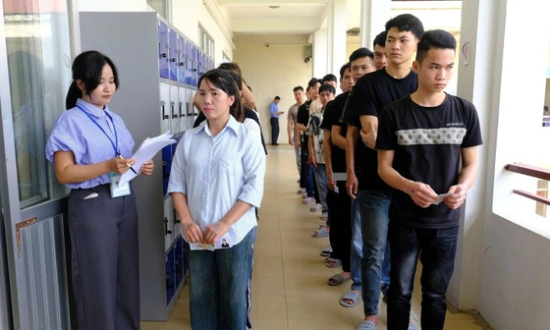 4월 5일(현지 시각) 베트남 하노이에서 열린 한국 고용허가제 대상자 선발을 위한 한국어능력시험에 응시하는 베트남인들. (출처=VN익스프레스 홈페이지 갈무리)
