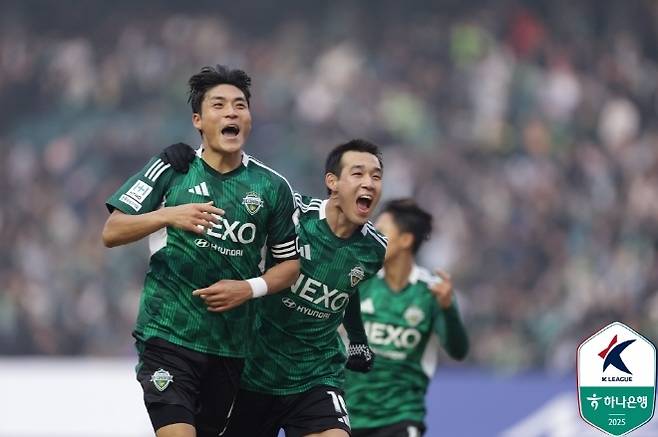 전북 현대 박진섭(사진 왼쪽). 사진=한국프로축구연맹