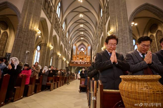 (서울=뉴스1) = 이재명 더불어민주당 대표와 박찬대 원내대표가 25일 서울 중구 명동성당에서 열린 주님 성탄 대축일 낮 미사에 참석해 기도하고 있다. (더불어민주당 제공) 2024.12.25/뉴스1  Copyright (C) 뉴스1. All rights reserved. 무단 전재 및 재배포,  AI학습 이용 금지. /사진=(서울=뉴스1)
