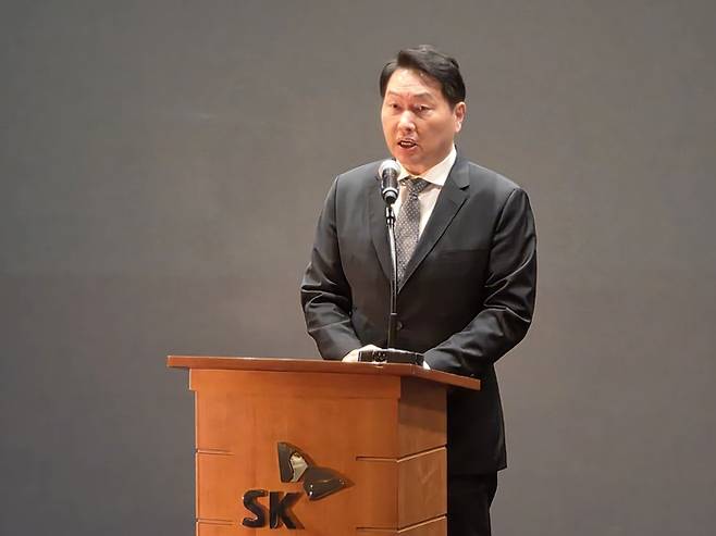최태원 SK그룹 회장이 7일 서울 중구 SK텔레콤 사옥에서 열린 '사이버 침해 관련 일일브리핑'에 참석해 대국민 사과를 하고 있다. /사진=김승한 기자