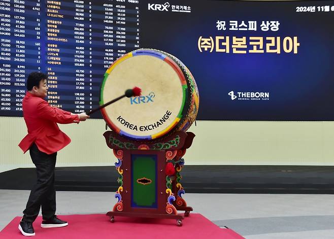 백종원 대표이사가 6일 서울 여의도동 KRX한국거래소 서울사무소에서 진행된 더본코리아, 유가증권시장 신규 상장 기념식에 참석, 상장을 알리는 북을 치고 있다.  이날 기념식에는 양태영 한국거래소 유가증권시장본부장, 백종원ㆍ강석원 (주)더본코리아 대표이사, 이기헌 상장회사협의회 부회장, 정석호 한국IR협의회 회장, 윤병운 NH투자증권 대표이사, 김성환 한국투자증권 대표이사 등이 자리했다.  지난 1994년 설립된 더본코리아는 빽다방, 홍콩반점, 새마을식당, 한신포차, 역전우동 등 25개 외식 프랜차이즈 기반의 외식사업과 HMR, 가공식품, 소스 등 다양한 제품을 소비자에게 제공하는 유통사업, 제주도의 더본호텔을 통한 호텔사업을 영위 중이며 사업부문별 안정적인 매출 성장세를 토대로 지난해 역대 최고 매출인 4,107억원(연결기준)을 기록했다. /사진=임한별(머니S)