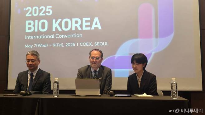 (왼쪽부터)△전세환 한국아스트라제네카 대표 △마그네스 조르슨 아스트라제네카 바이오벤처허브 대표가 7일 오후 '바이오 코리아 2025'에서 진행된 취재진과 인터뷰에서 발언 중이다. /사진=홍효진 기자