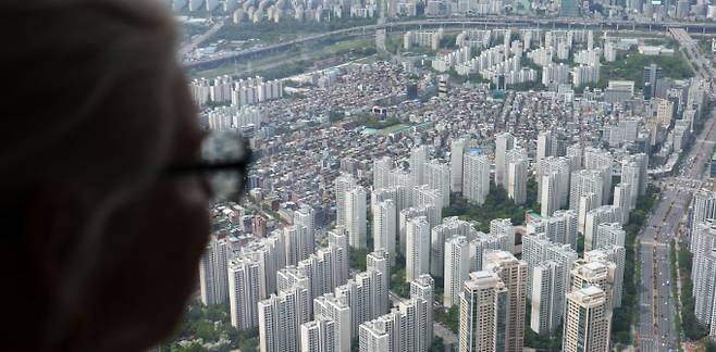 4월 서울 강남권 아파트 매매 대비 전세가율이 역대 최저치를 기록했다. 사진은 롯데월트다워에서 바라본 서울 강남권 아파트 단지의 모습. /사진=뉴스1