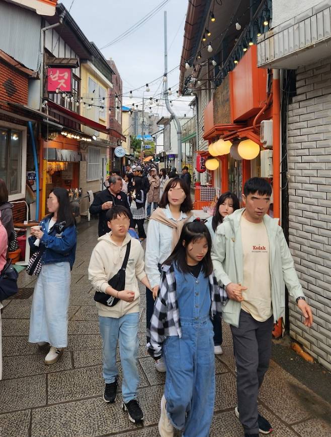 지난 3일부터 6일까지 이어진 연휴 기간 포항시 일본인 가옥거리에 방문한 가족 관광객/사진제공=포항시