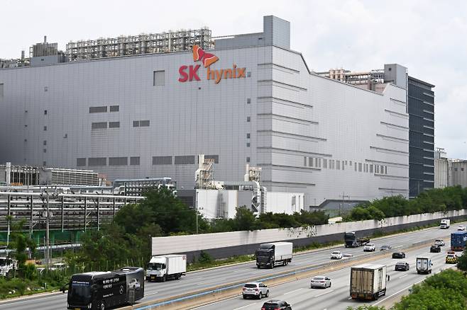 SK하이닉스의 핵심 반도체 기술을 중국 화웨이에 유출한 혐의를 받은 중국인 여성이 항소심에서 징역 5년을 선고받았다. 사진은 경기도 이천시 SK하이닉스 본사 모습. /사진=뉴시스