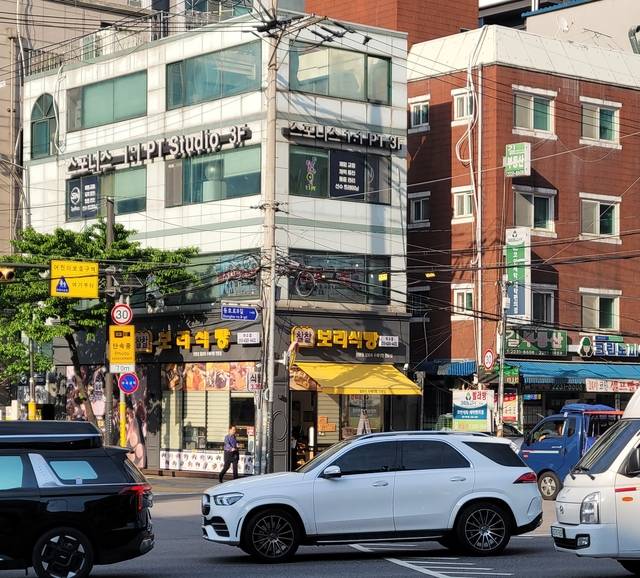 공중선이 있는 약수역 사거리 일대 모습.중구청 제공