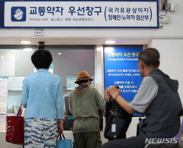 국가보훈부는 ‘보훈보상대상자 지원에 관한 법률’(보훈보상자법)이 18일부터 시행되면서 ‘보훈보상대상자’와 ‘지원대상자’도 지하철·KTX 등을 이용할 때 무료 또는 운임 할인 혜택을 받고 그 외 양로·양육 등 경제적 지원이 확대한다고 전했다. 사진은 2023년 7월 18일  서울역 모습. 뉴시스 제공