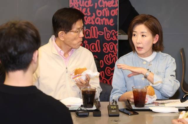 김문수(왼쪽) 국민의힘 대선 후보와 나경원 의원. 뉴시스